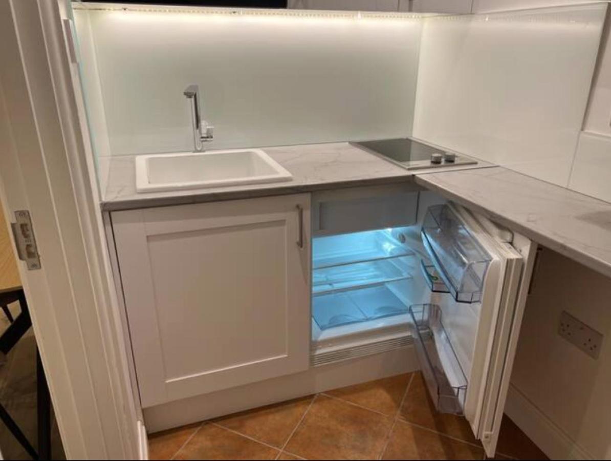 Well-Positioned Studio Flat Londra Exterior foto